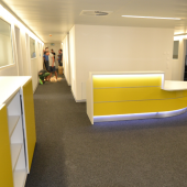 Büroschrank und Empfangstheke gelb Schweiz.png